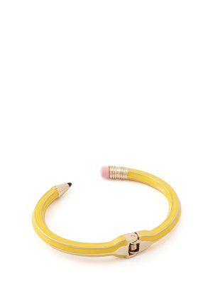 Pulsera amarilla en forma de lápiz doblado con una goma rosa en un extremo y una punta de lápiz negra en el otro extremo.