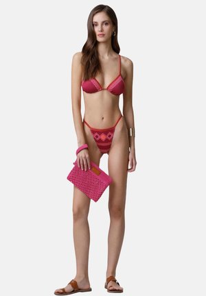 Me Fui, Pochette - rosa