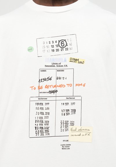 Λευκό πουκάμισο με εκτυπωμένο σχέδιο κάρτας βιβλιοθήκης που εμφανίζει χειρόγραφες ημερομηνίες, σφραγίδες επιστροφής και σημειώσεις, συμπεριλαμβανομένης της φράσης "Να επιστραφεί στο MM6" με πορτοκαλί χρώμα.