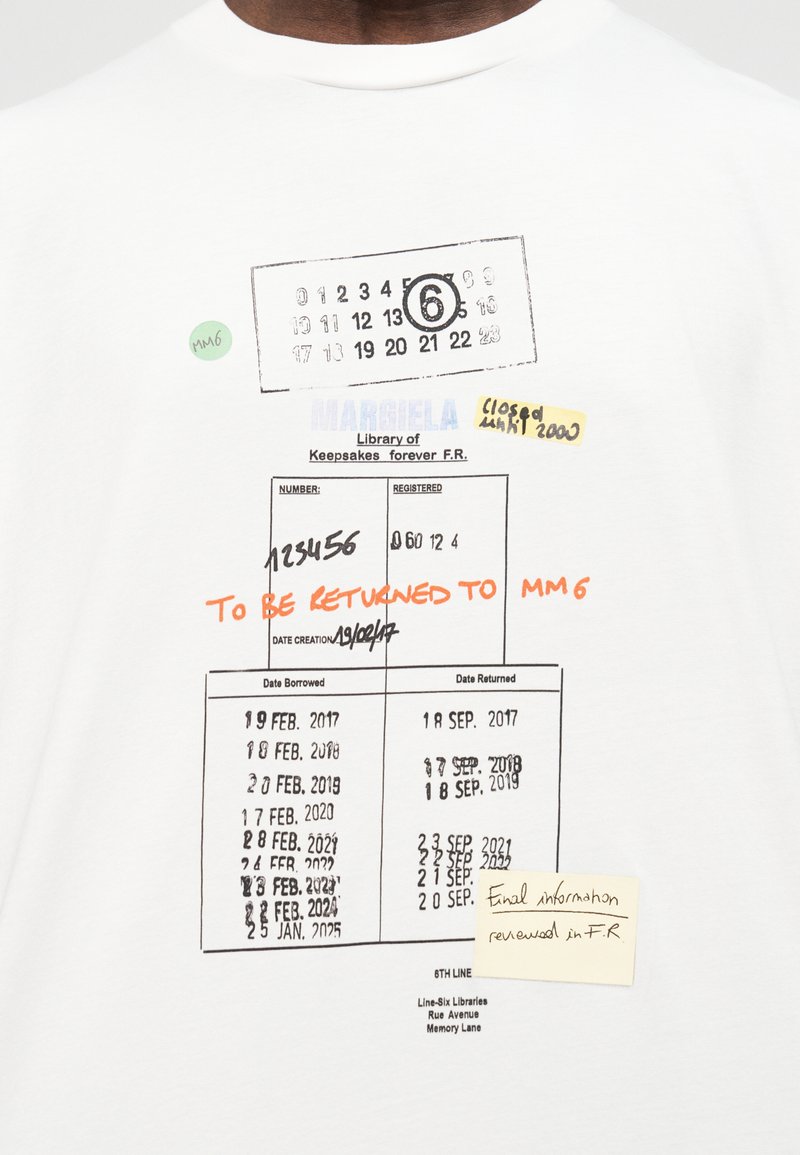 Camicia bianca con stampa a motivo cartolina della biblioteca che mostra date scritte a mano, timbri di restituzione e note tra cui "Da restituire a MM6" in arancione.