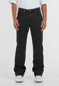 Zwarte denim jeans met een rechte snit, vijf zakken en een knoopsluiting. Heeft een lichte vervaging en ruwe zomen aan de boorden.