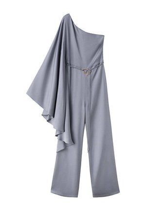 Grijze jumpsuit met één schouder en wijde pijpen, een gedrapeerde cape-mouw aan de linkerkant en een dunne riem met een gouden gesp in de taille.