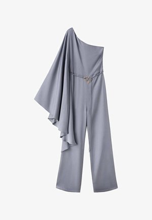 Combinaison grise à une épaule avec jambes larges, une manche cape drapée à gauche, et une fine ceinture avec une boucle dorée à la taille.