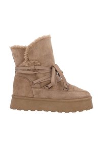 Tan-farbene Wildlederstiefelette mit Fellbesatz, verziert mit dekorativen Schnürsenkeln und einer dicken, strukturierten Sohle für zusätzlichen Komfort und Höhe.