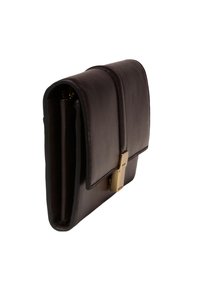 Clutch in pelle nera con patta piegata, hardware dorato e una texture liscia. Presenta un design sottile e più slot per carte.