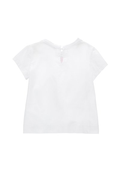 Top bianco in cotone a maniche corte con scollatura rotonda, chiusura con bottoni sul retro e un leggero curvatura all'orlo. Texture liscia e design semplice.