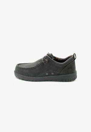Chaussure en cuir noir avec un bout arrondi, design à lacets, accents cousus et une semelle en caoutchouc texturé. Présente un logo sur le talon.