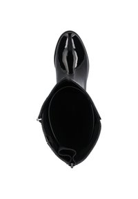 Stivale nero lucido al ginocchio con punta arrotondata e texture liscia. Presenta un'apertura ampia nella parte superiore per una facile calzata. Design semplice.