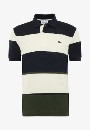 Polo à manches courtes avec larges rayures horizontales bleu marine, blanche et vert olive et petit logo crocodile sur la poitrine.
