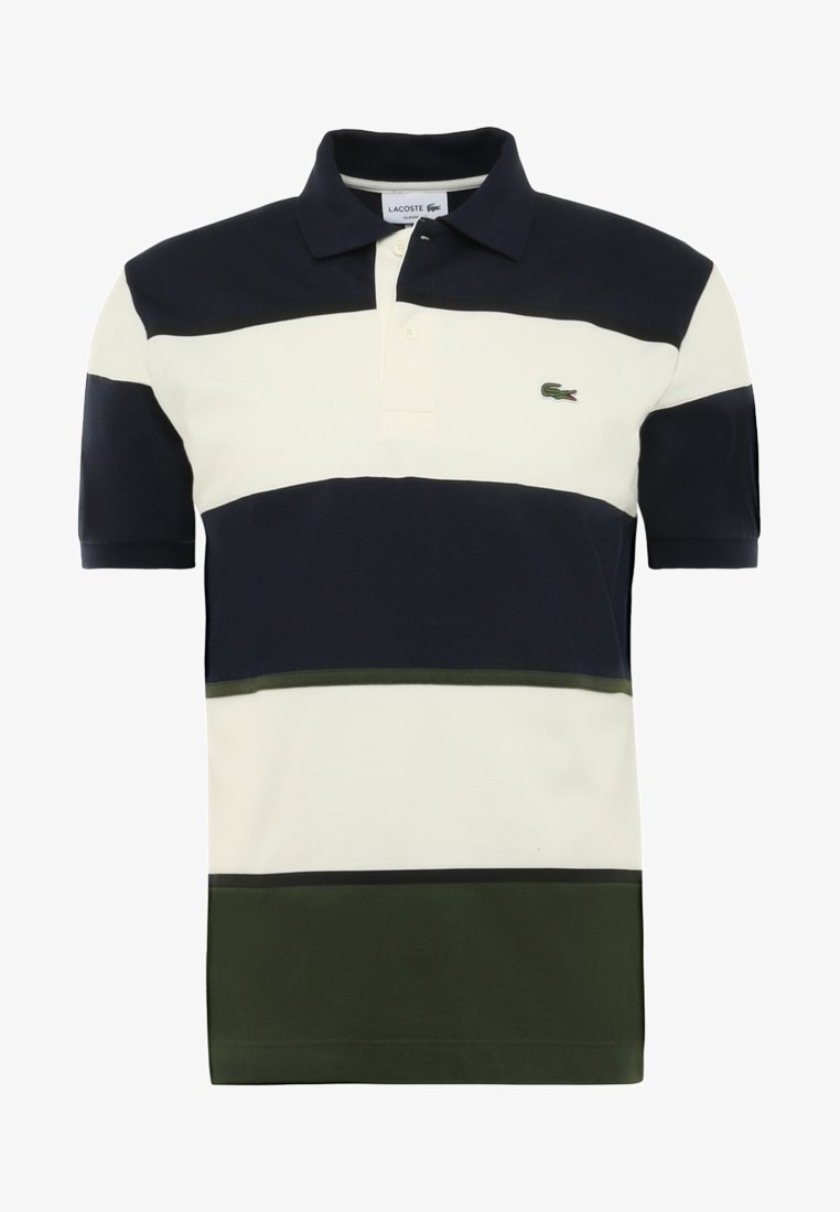 Polo à manches courtes avec larges rayures horizontales bleu marine, blanche et vert olive et petit logo crocodile sur la poitrine.