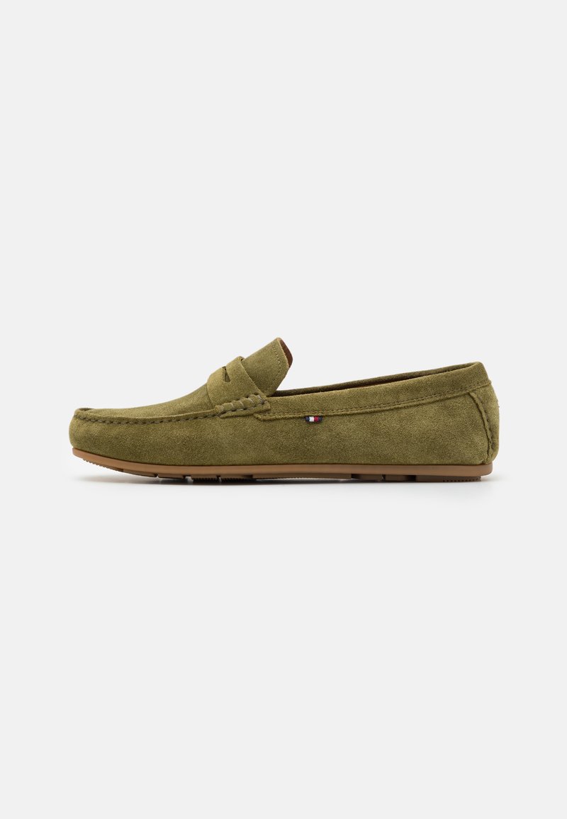 Olivengrøn ruskinds loafers med moccasin-stil design, der har dekoreret syning og et diskret logo på siden. Gummisål.