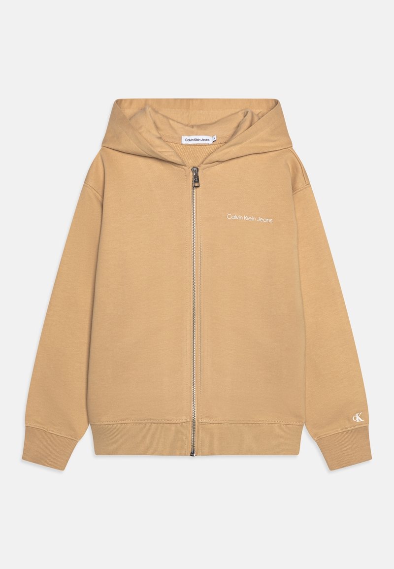 Sudadera con capucha y cremallera en color beige, confeccionada con tela suave. Cuenta con capucha, puños acanalados y logo bordado de "Calvin Klein Jeans" en el pecho.