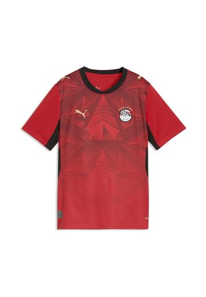 Rød kortærmet fodboldtrøje med sort krave, geometrisk pyramidemønster, Puma-logo og Egyptens Fodboldforbunds våbenskjold med stjerner.