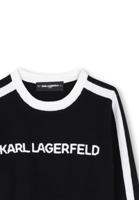 Μαύρο πλεκτό φούτερ με λευκές ρίγες, στρογγυλή λαιμόκοψη και λογότυπο "KARL LAGERFELD" prominently displayed στο μπροστινό μέρος.