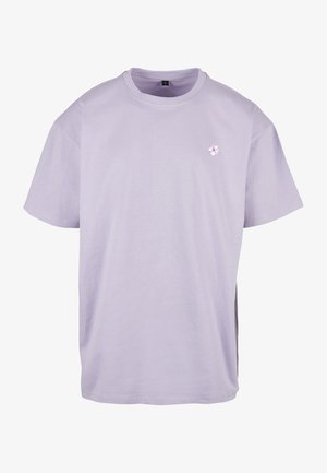 Kerged lavendlit värvi puuvillane t-särk lühikeste varrukatega, ümar kaelus ja väike lillekirjandus rinnal. Lihtne, mugav lõige.