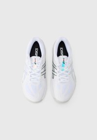 Λευκά αθλητικά παπούτσια με επάνω μέρος από διχτυωτό υλικό, μαύρο εσωτερικό, ανακλαστικές λεπτομέρειες και τρεις μαύρες λωρίδες στις πλευρές.