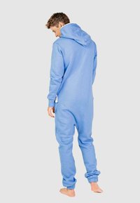 Lichtblauwe met capuchon onesie van zacht materiaal, met een ontspannen pasvorm, lange mouwen, ribgebreide boorden en een volledige achterkant met een ritszak.