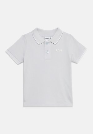 Polo gris clair à manches courtes avec deux boutons et logo blanc "BOSS" sur le côté gauche de la poitrine.