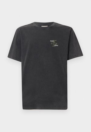 Zwart T-shirt met ronde hals en korte mouwen met vervaagde textuur en klein groen-grijs letterlogo op de linkerborst.