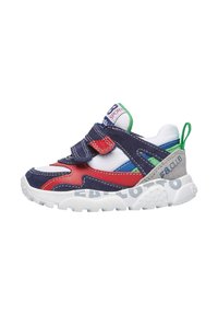 Sneaker multicolore con una combinazione di tessuto blu navy, rosso e bianco, suola testurizzata, cinturino in velcro e accenti decorativi.