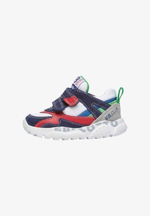 Sneaker multicolore con una combinazione di tessuto blu navy, rosso e bianco, suola testurizzata, cinturino in velcro e accenti decorativi.