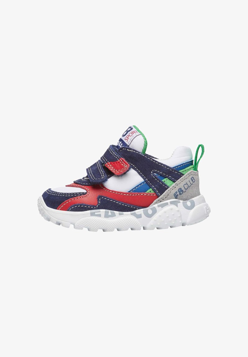 Sneaker multicolore con una combinazione di tessuto blu navy, rosso e bianco, suola testurizzata, cinturino in velcro e accenti decorativi.