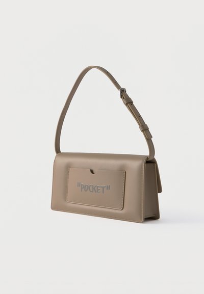 Μπεζ ορθογώνια τσάντα ώμου με ρυθμιζόμενο λουρί και μπροστινή τσέπη με την ένδειξη "POCKET" σε γκρι γράμματα.