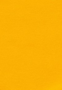 Jasnożółta dzianina, o gładkiej fakturze, z równomiernymi, spójnymi wzorami szycia na całej powierzchni, co tworzy gładki wygląd.