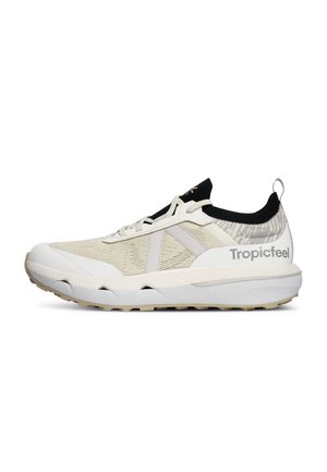 Chaussure de course légère en beige et noir. Caractéristiques : tige en mesh respirant, semelle en caoutchouc et accents contrastants avec le logo "Tropicfeel".