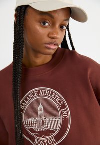 New Balance ATHLETICS CREST CREW - Melegítőfelső - rich oak
