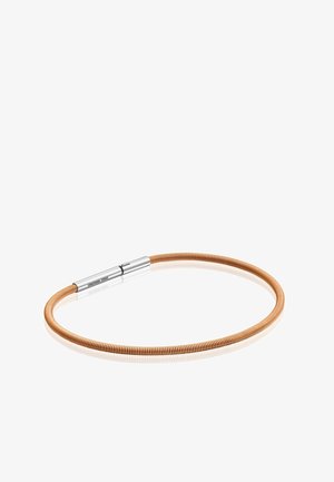 Collar flexible de tono cobre con un cierre de tono plateado sin costuras. Diseño suave y redondo con una textura sutil y un acabado pulido.