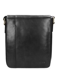 Borsa a tracolla in pelle nera con una texture liscia, chiusura a patta e tracolla regolabile. Presenta un design minimalista con un marchio discreto.