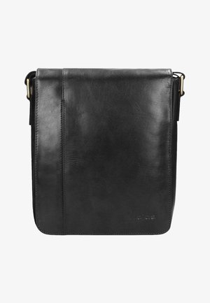 Czarna skórzana torba na ramię o gładkiej fakturze, z klapką i regulowanym paskiem. Posiada minimalistyczny design z subtelnym brandingiem.