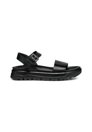 Sandal in pelle nera con una fascia larga, fibbia regolabile e suola spessa in gomma con texture rigata per una presa migliore.