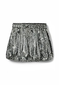 Sølv paillet nederdel med en samlet talje. Materialet er reflekterende og struktureret, hvilket skaber et glitrende, iriserende udseende.