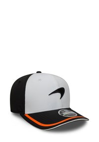 Czarny i biały kapelusz z zakrzywionym daszkiem, z czarnym logo Nike. Akcentowany pomarańczowym paskiem na krawędzi daszka.