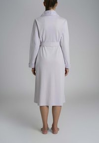 Accappatoio viola chiaro con colletto, cintura in vita e maniche lunghe. Tessuto morbido, lunghezza al ginocchio con un design semplice.