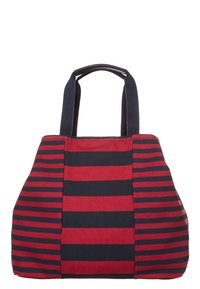 Bolsa de tote a rayas rojas y marino con una base ancha, asas dobles y textura de tela suave. Presenta rayas horizontales para un contraste visual.