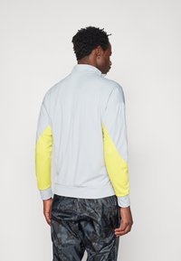 Nike Performance LIVERPOOL FC NIKE DF ACADEMY TRACK JACKET K THIRD - Klubbklær - light smoke grey/chrome yellow/global red