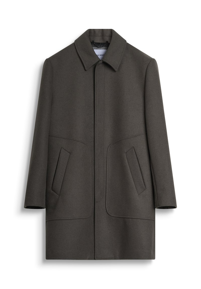 Donkergrijze wollen jas met een kraag, sluiting aan de voorkant en twee grote zijzakken. Heeft een soepele textuur en een geknipte pasvorm.