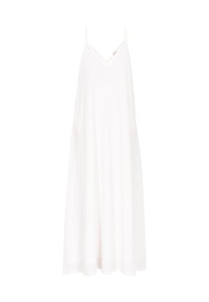 Biała sukienka bez rękawów z dekoltem w kształcie litery V, wykonana z teksturowanej tkaniny, charakteryzująca się zwiewną sylwetką i luźnym, długością sięgającą kostek projektem.