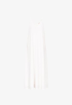 Biała sukienka bez rękawów z dekoltem w kształcie litery V, wykonana z teksturowanej tkaniny, charakteryzująca się zwiewną sylwetką i luźnym, długością sięgającą kostek projektem.