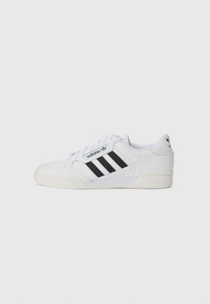 Biały sneaker Adidas z czarnymi paskami, niskim fasonem, białymi sznurowadłami i logo Adidas po boku oraz na pięcie.