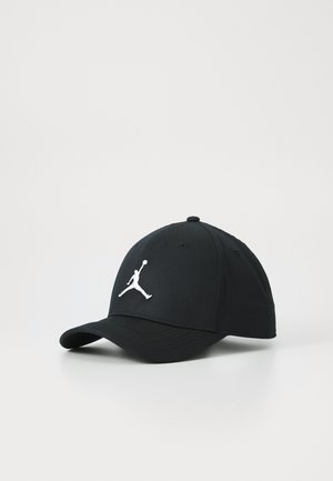 Musta hattu, joka on valmistettu sileästä kankaasta ja jossa on kaareva lippa; edessä on valkoinen brodeerattu Jumpman-logo.