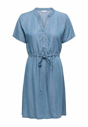 Robe en denim bleu clair avec manches courtes, col en V, patte de boutonnage à l'avant et taille à cordon pour un ajustement réglable. Texture lisse.