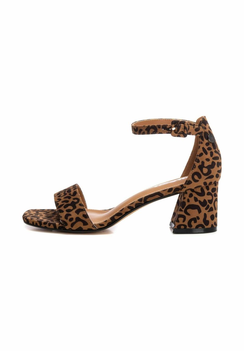 Sandalia de tacón alto con estampado de leopardo y tacón bloque, con una tira en el dedo y una correa en el tobillo con hebilla, hecha de un material similar al ante.