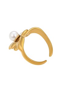 Guldmetal ring med en tekstureret design, en buet band og en fremtrædende hvid perle akcent.
