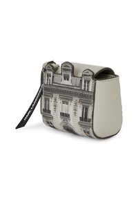 Kis, struktúrált táska szürke műbőrből, épület homlokzat mintázattal. Jellemzője a lekerekített teteje és egy fekete logó akcentus.