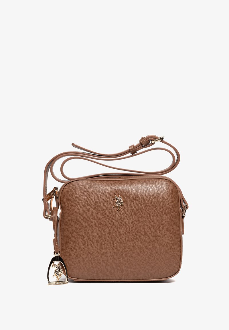 Bruine leren crossbodytas met een gestructureerde afwerking, gouden hardware accenten, verstelbare riem en een logodetail aan de voorkant.