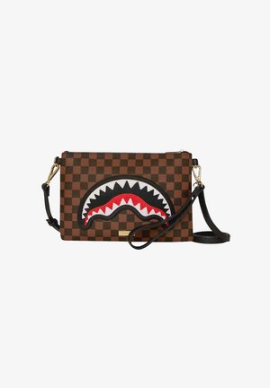 Bolso bandolera marrón a cuadros con diseño de boca de tiburón en negro, rojo y blanco y correa negra desmontable con cierres dorados.
